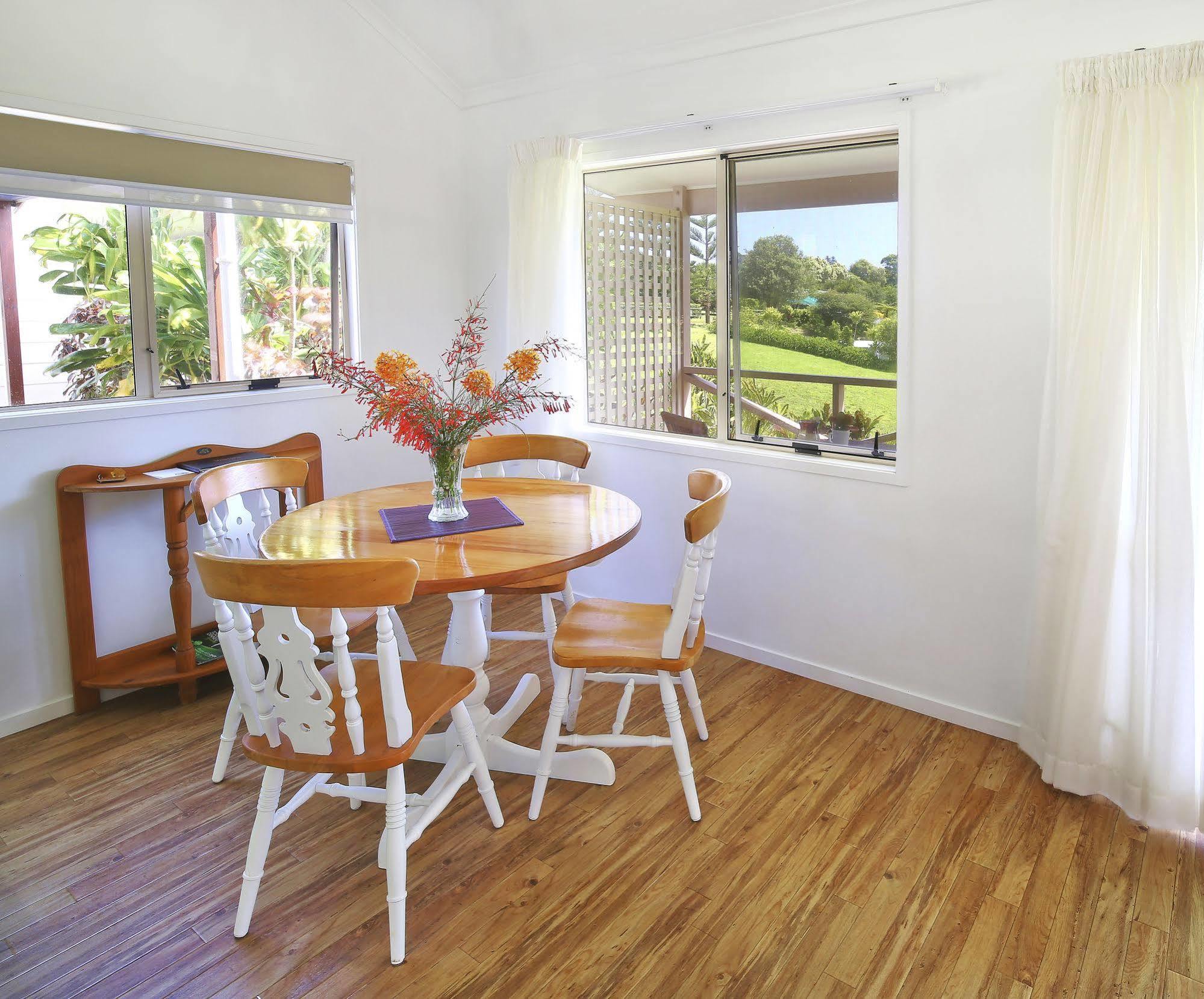 Poinciana Cottages Бернт Пайн Екстериор снимка