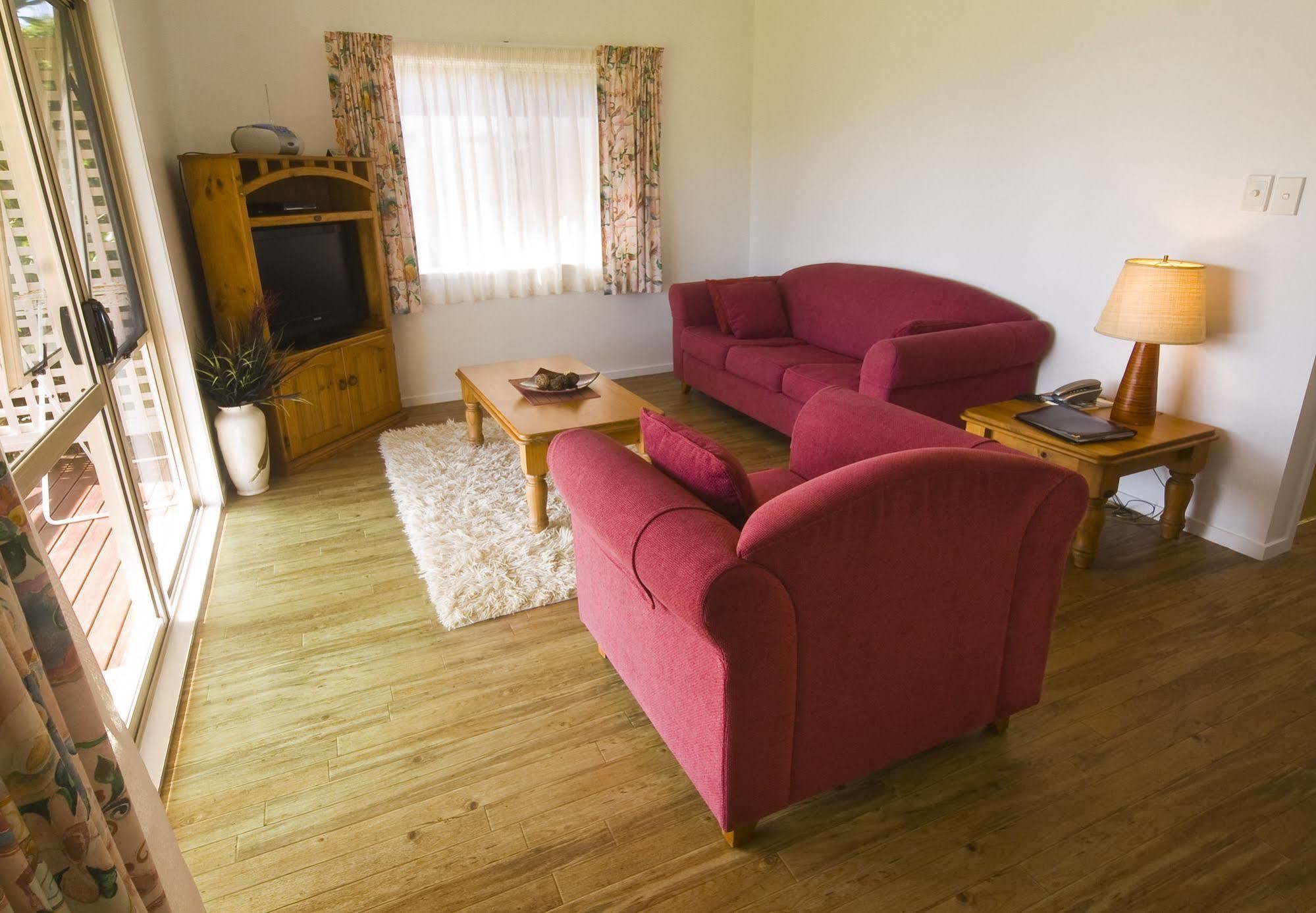 Poinciana Cottages Бернт Пайн Екстериор снимка