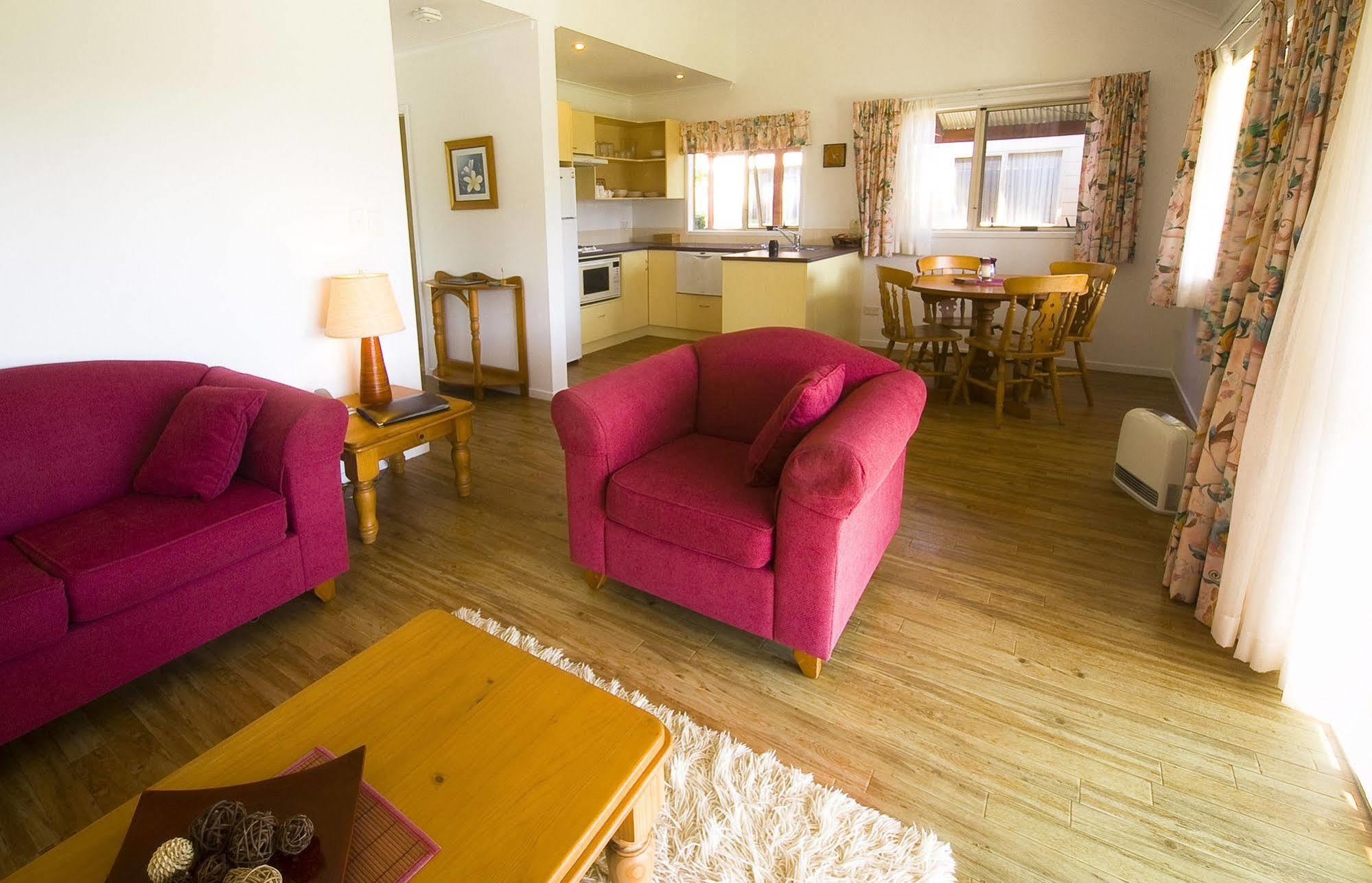 Poinciana Cottages Бернт Пайн Екстериор снимка